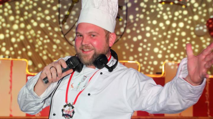 DJ Markus Koch unterhält die Zuschauer bei der närrischen Prunksitzung des Karnevalsvereins...