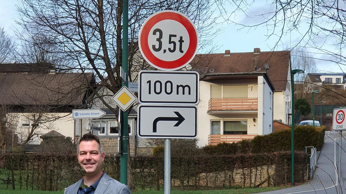 Manuel Thys, CDU-Ratsmitglied, hofft dass sich mit der Realisierung des Straßenschildes die lokale Verkehrslage am Heggener Weg verbessert. von privat