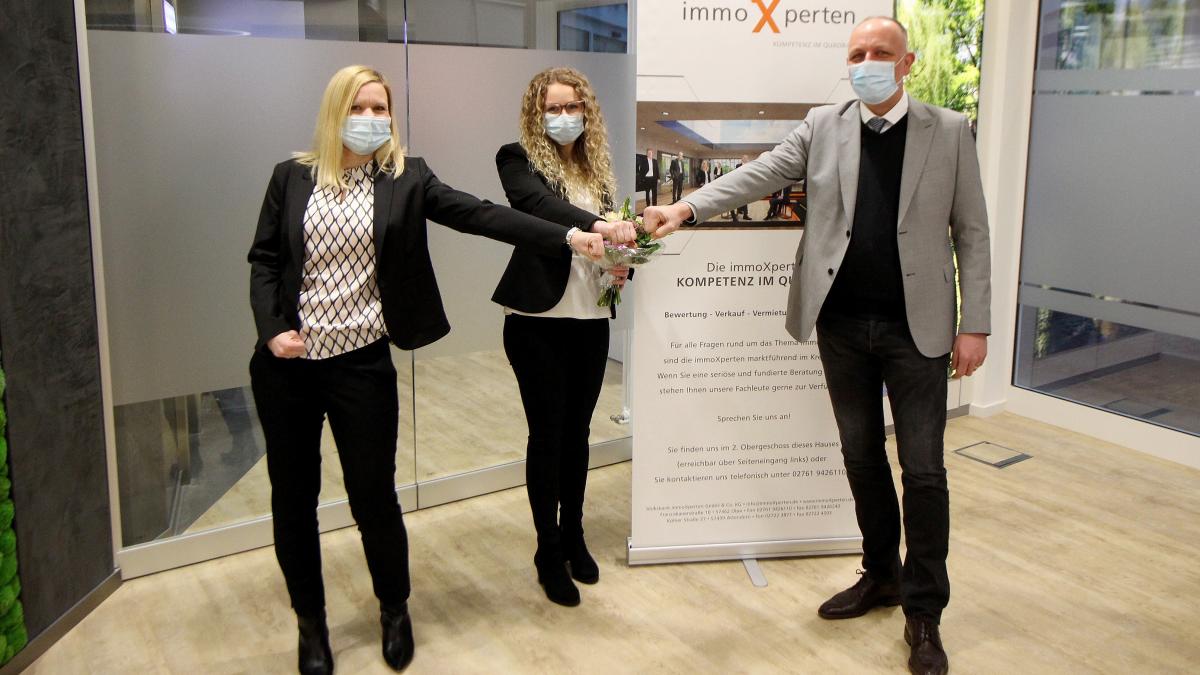 Die erfolgreiche immXperten-Auszubildende Cindy Gelpling (Mitte) mit Michael Koschig und Katrin Humpert. von privat