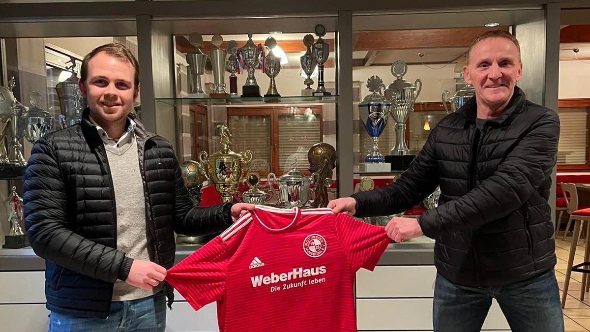 Andreas Schrage (rechts) übernimmt das Steuer von Ansgar Arns und wird neuer Trainer der Reservemannschaft des Rot-Weiss Hünsborn. von privat