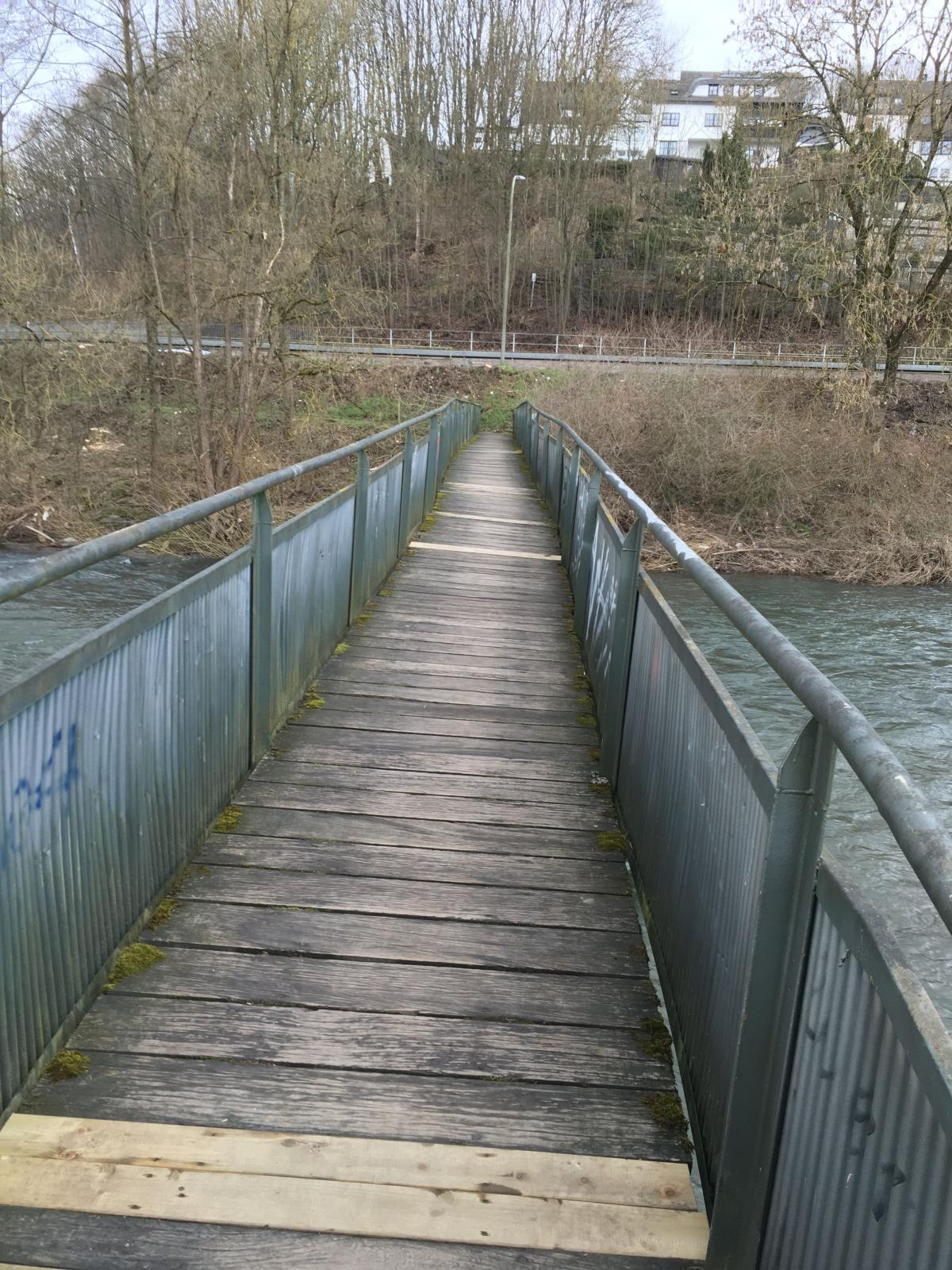 Die Brücke ist seit dem Jahr 2016 gesperrt. Nicht alle halten sich daran.  von privat