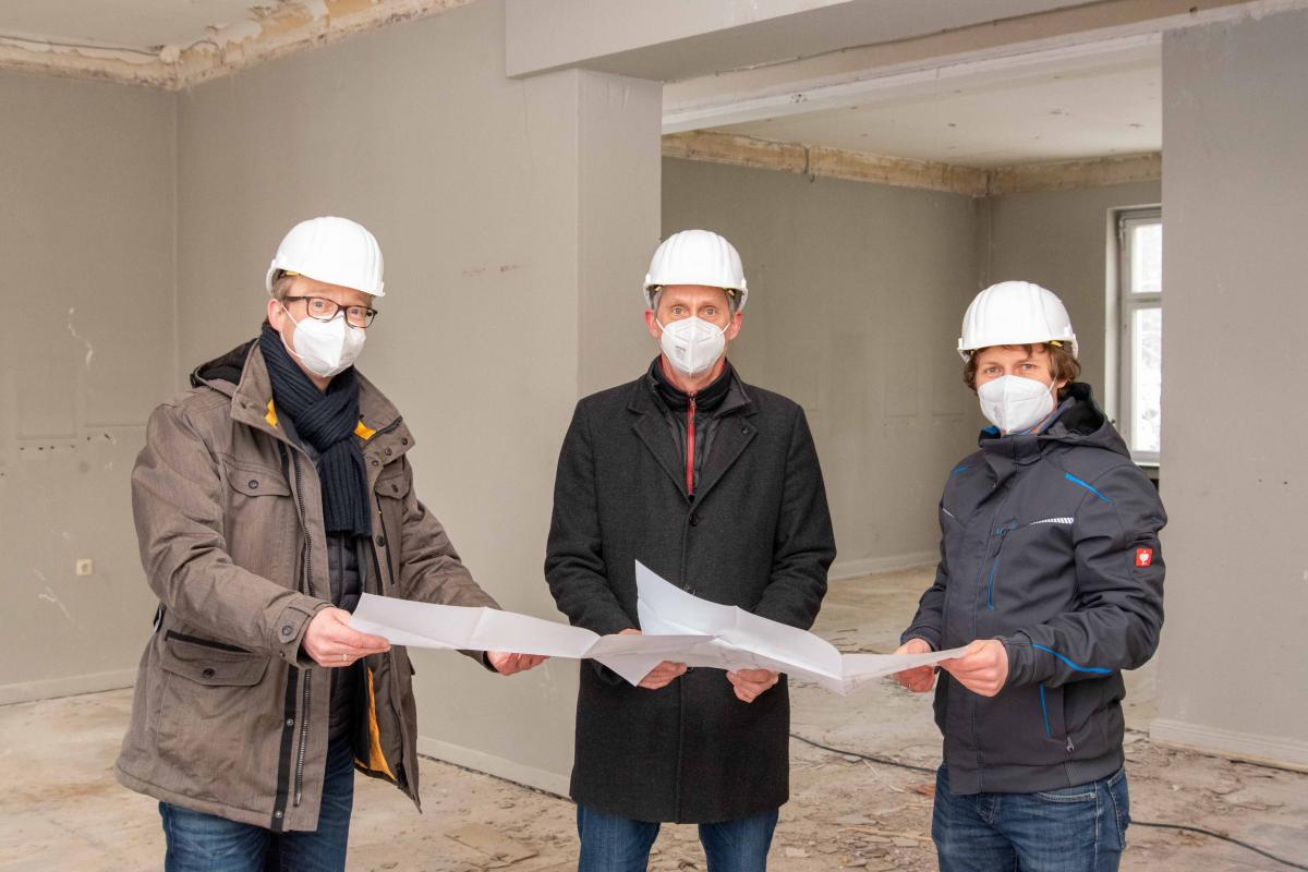 Bürgermeister Tobias Puspas, Architekt Eric Jepsen sowie Sergej Neu aus der Hochbauabteilung der Stadt Lennestadt bei einer Ortsbegehung. von Nils Dinkel