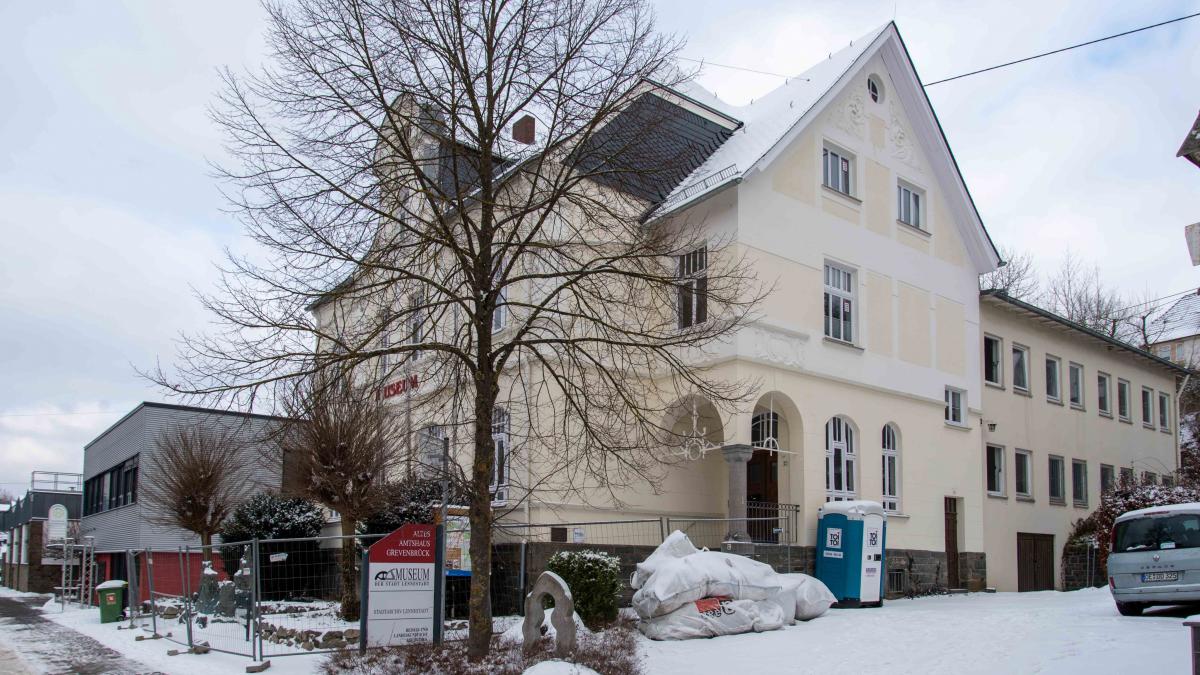 Die Stadt Lennestadt investiert knapp zwei Millionen Euro in die Sanierung des Alten Amtshauses in Grevenbrück. 60 Prozent der geplanten Kosten werden durch Fördermittel getragen. von Nils Dinkel