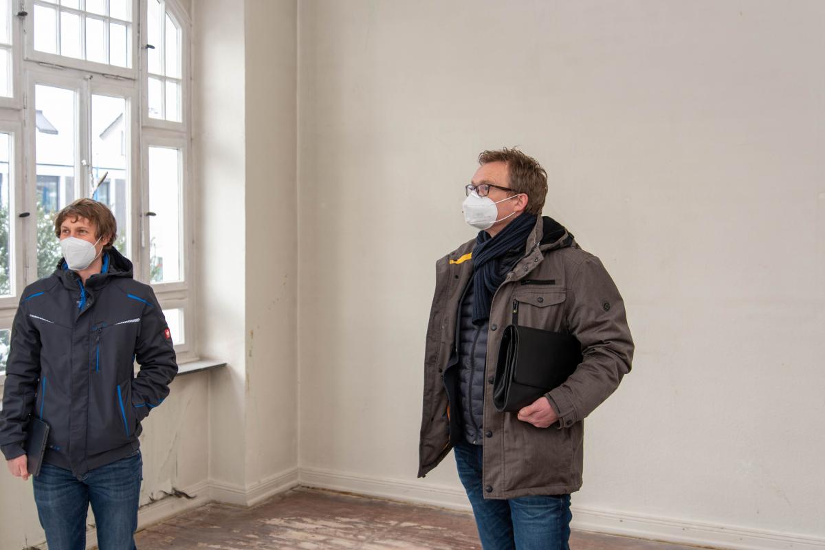 Sergej Neu (links) sagte, dass ein Teil seiner Kollegen im Rathaus noch hier gearbeitet hätten. von Nils Dinkel
