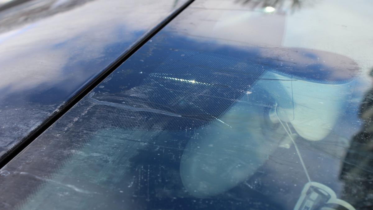 Durch eine sich abgelöste Eisplatte ist eine Windschutzscheibe eines Pkw beschädigt worden. von Kreispolizeibehörde Olpe