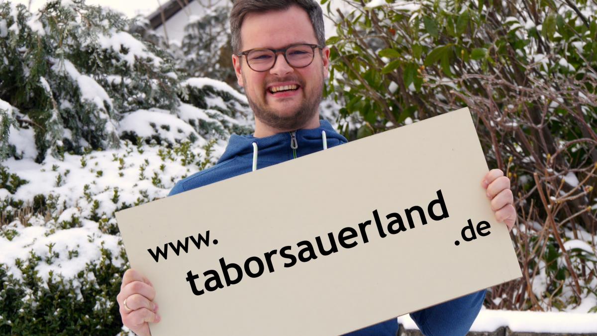 Leiter Alexander Sieler präsentiert die neue Webseite von Tabor.  von privat