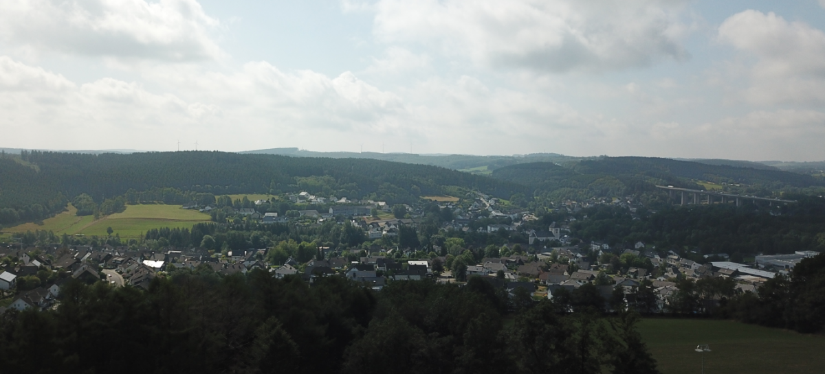 Luftbild von Gerlingen, vom Bieberg aufgenommen. Im Hintergrund rechts die A 45. von Nils Dinkel