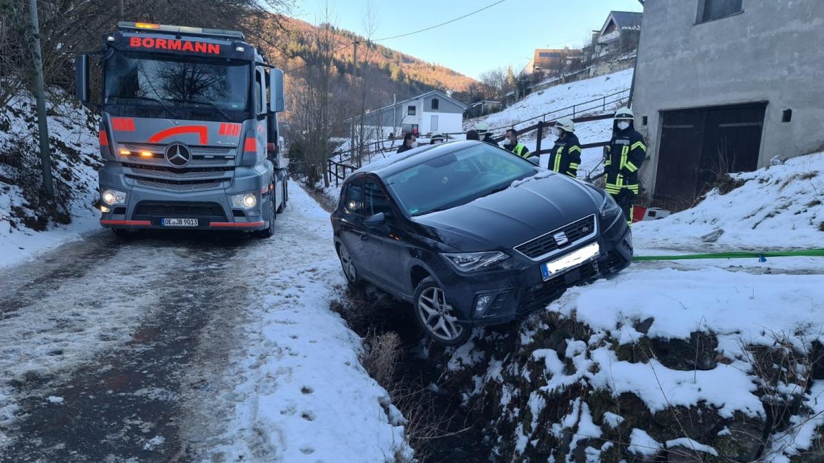 An der Böschung und über einem Wassergraben endete die Rutschpartie eines Autos in Bilstein. von Kai Osthoff