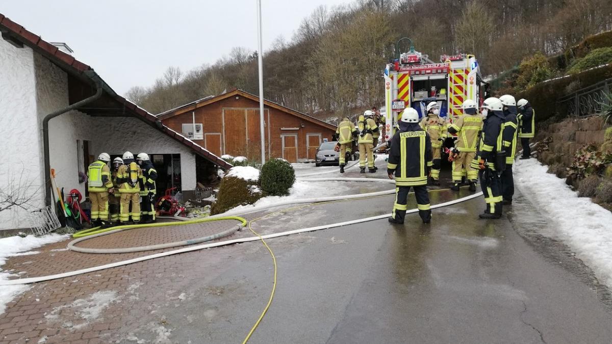 In Bürberg musste die Feuerwehr einen Kellerbrand löschen. von Adam Fox