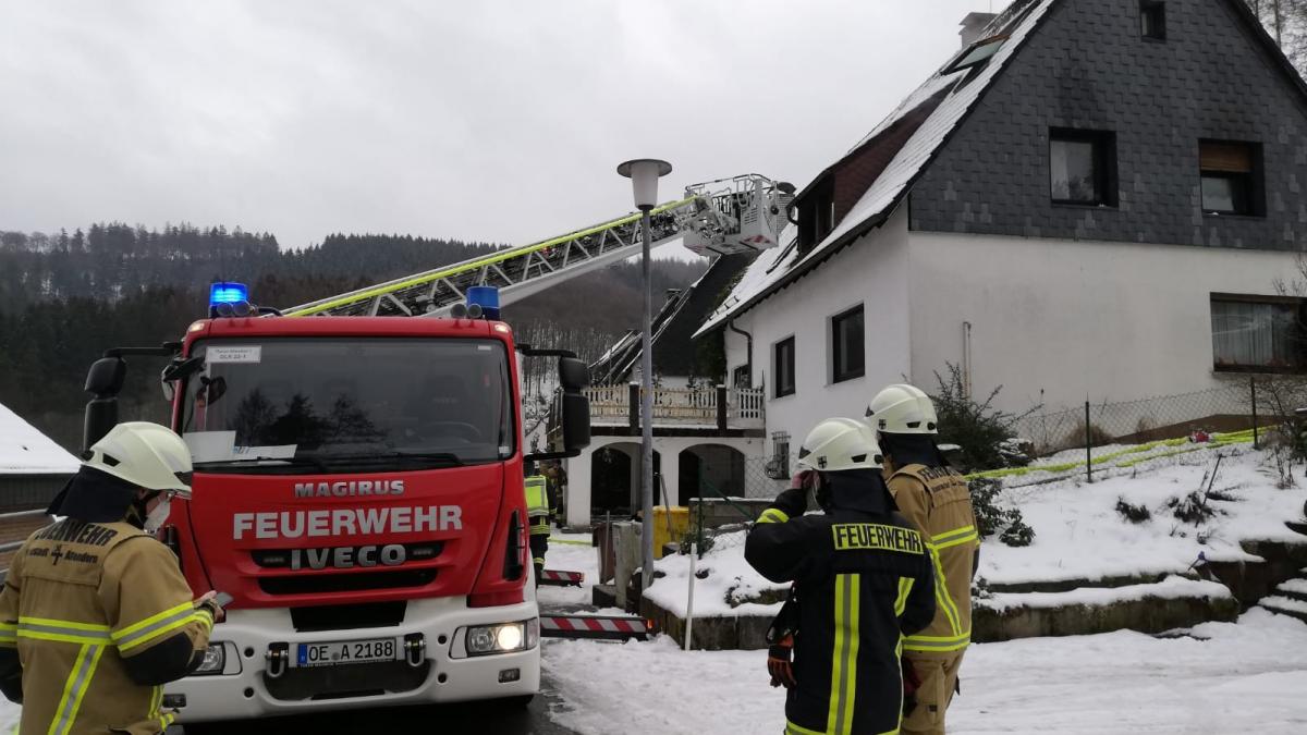 Die Feuerwehr rückte am Montagnachmittag, 15. Februar, zu einem Brand in einer Flüchtlingsunterkunft in Neuenhof aus. von Adam Fox