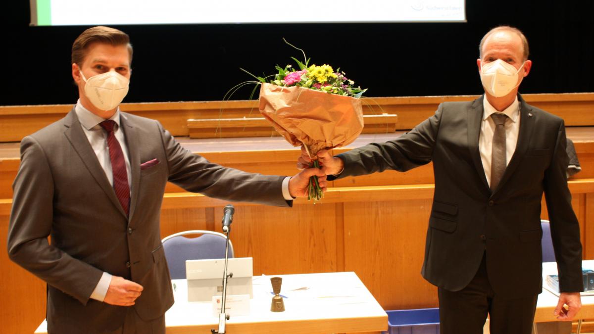 Landrat Theo Melcher gratuliert Kreisdirektor Philipp Scharfenbaum zu seiner Wahl.  von privat