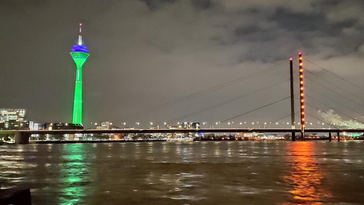 Die Rheinbrücke und der Rheinturm in Düsseldorf leuchteten ebenfalls grün.  von DKHV/Ruben May