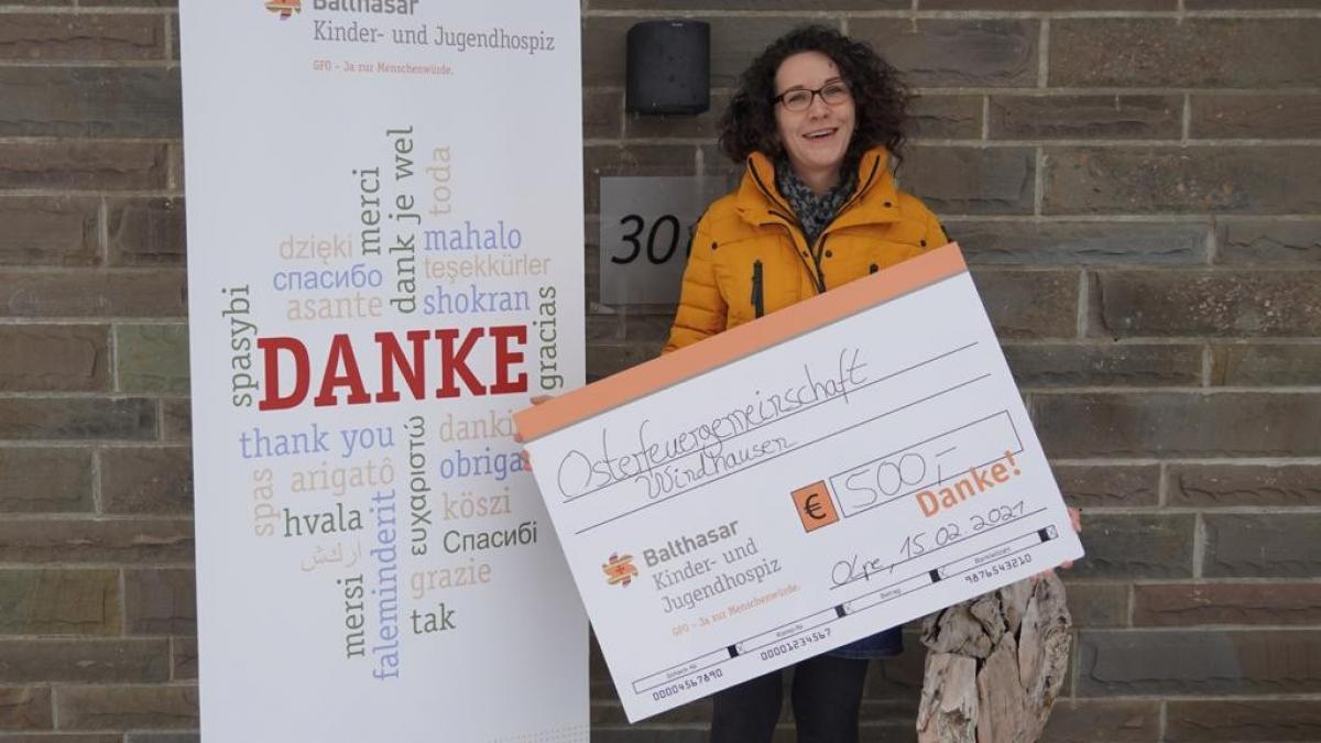 Rebecca Kranz, Referentin für Öffentlichkeitsarbeit des Kinderhospiz Balthasar, freute sich über den Scheck des Osterfeuervereins Windhausen. von privat