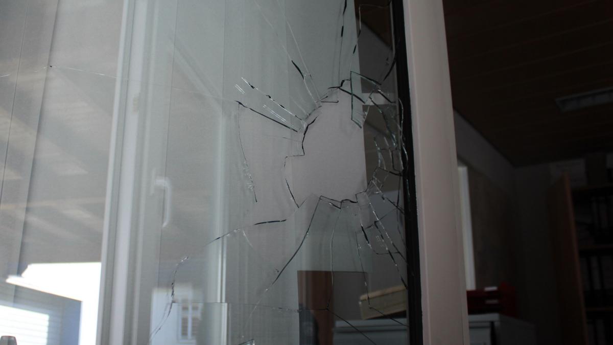 Das von den Einbrechern beschädigte Fenster. von Polizei Olpe