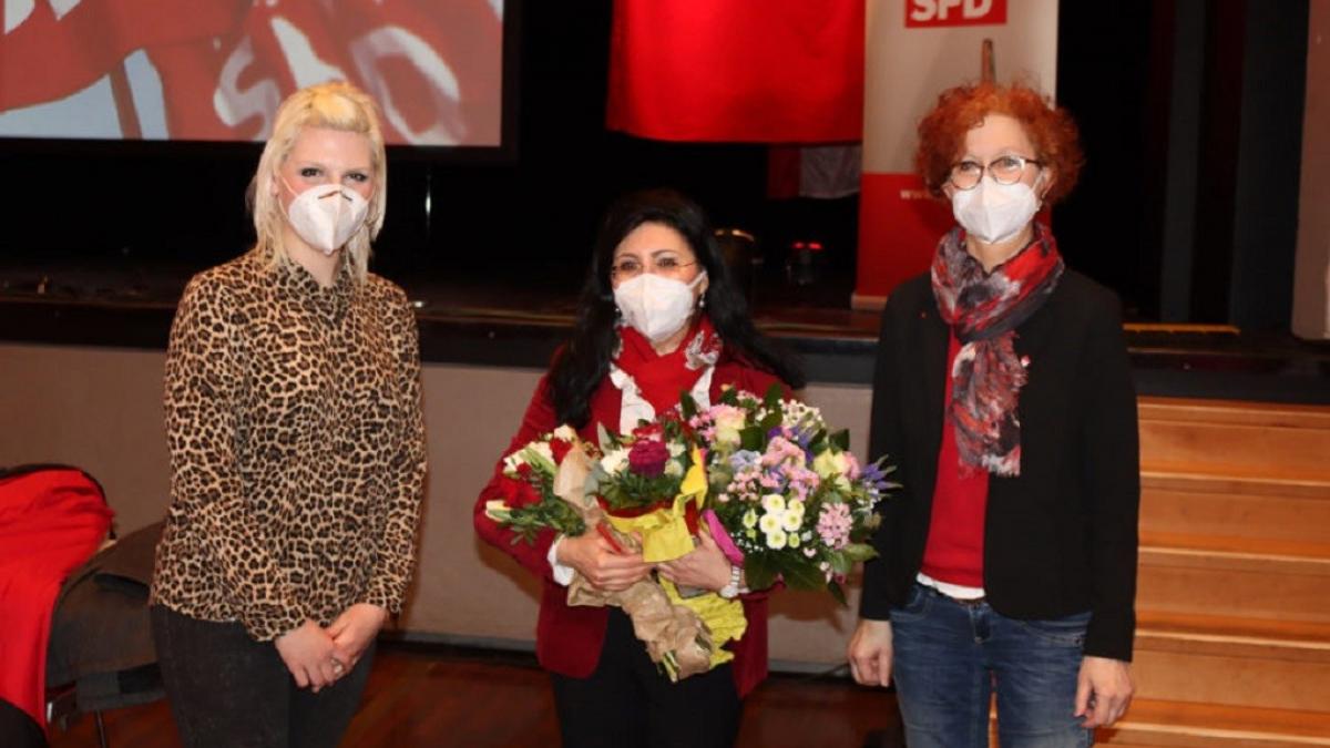 Die Vorsitzenden der SPD Olpe und Wenden, Christin-Marie Stamm (links) und Jutta Hecken-Defeld (rechts), gratulierten Bundestagskandidatin Nezahat Baradari. von SPD