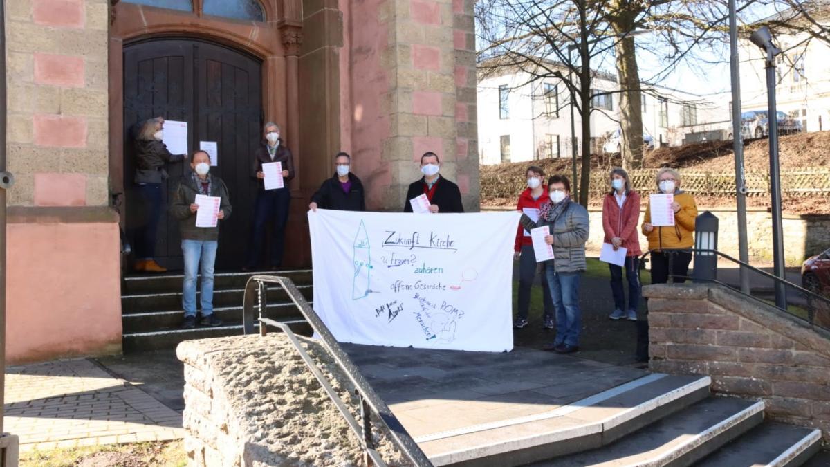 Eine Gruppe brachte im Rahrbachtal Plakate an den Kirchentüren an. von privat