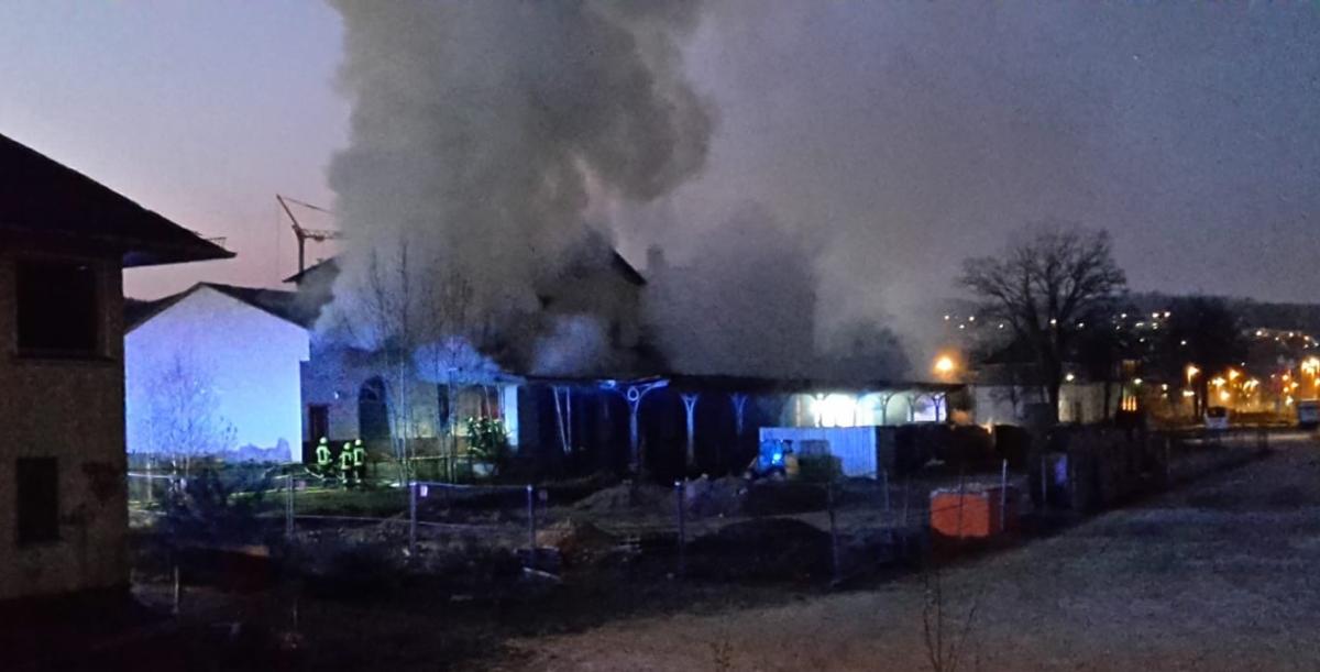 Brand im alten Bahnhofsgebäude in Olpe am 9. April 2020 von Frank Stahl