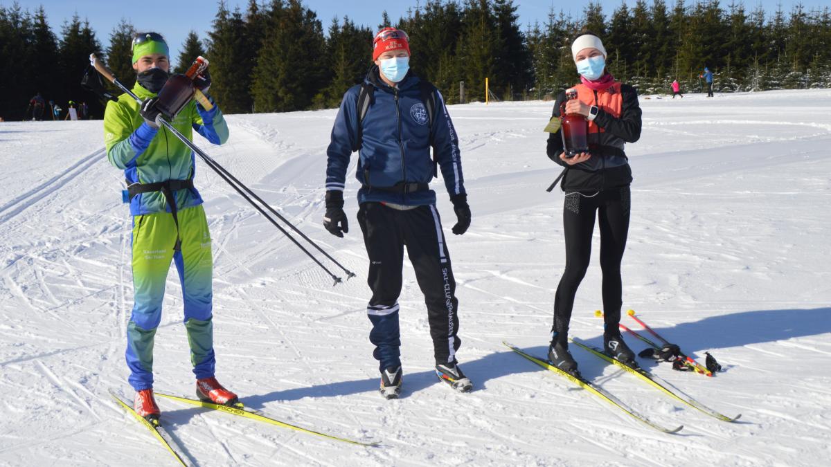 Lea Selter nimmt auf Abstand ihren Preis für Rang zwei aus den Händen von Cheforganisator Markus Schneider entgegen. von privat