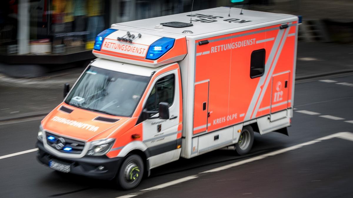 Ein Rettungswagen brachte die PKW-Fahrerin in ein Krankenhaus.  von Nils Dinkel