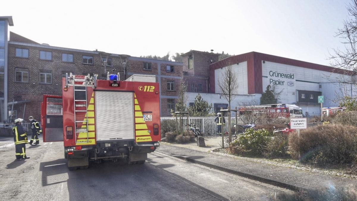 Die Feuerwehren rückten zum Brand bei der Firma Grünewald in Hofolpe aus. von Nils Dinkel