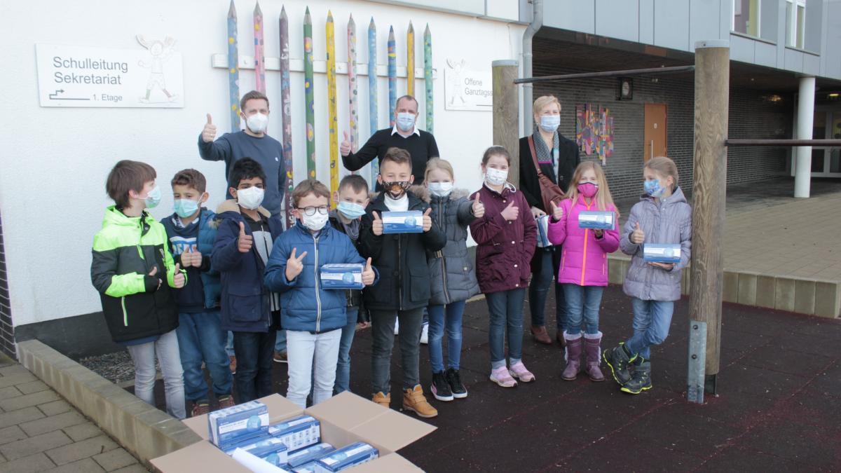 Die Firma Moss spendet jeder Grundschule im Kreis Olpe 1.000 medizinische Masken. Hier ein Bild von der Spendenübergabe an der Grundschule Gerlingen am Mittwoch, 24. Februar. von Wolfgang Schneider