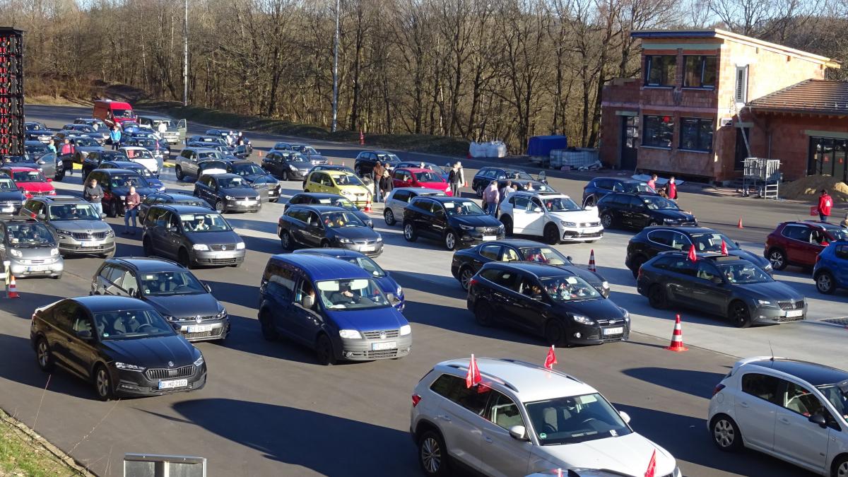 Viele IGM-Mitglieder kamen mit ihren Autos zum Verkehrsübungsplatz. von Sigrid Mynar