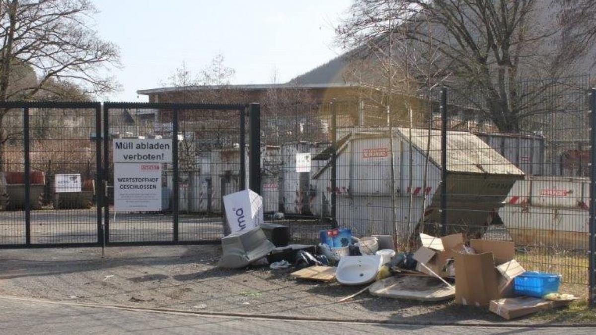 Vor dem Zaun des Wertstoffhofes in Altenhundem hat sich in den vergangenen Wochen viel Müll angesammelt. von privat