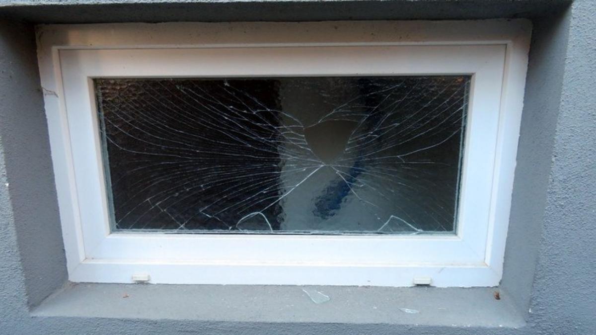 Das beschädigte Fenster. von Polizei Olpe