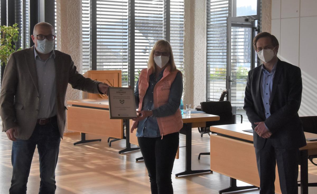 Ruth Schulte, Leiterin des Familienzentrums Bamenohl, freut sich, dass das Projekt „Insektenforscher“ bei den Juroren punktete und erhält die Urkunde von Bürgermeister Achim Henkel (l.) und Johannes Paus.  von Nicole Voss