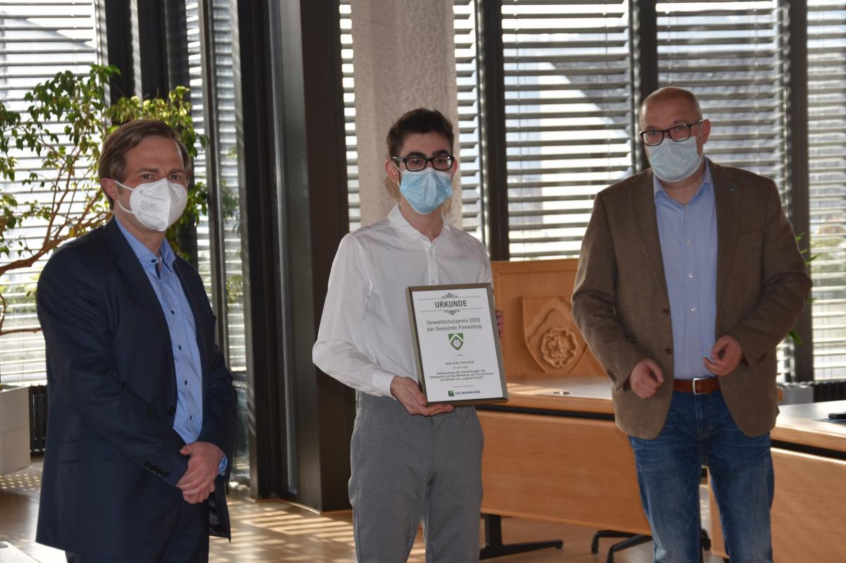 Emre Arik (m.) erhält für seinen Forschungsprojekt einen der beiden ersten Preise. Daneben Bürgermeister Achim Henkel und Johannes Paus (l.).  von Nicole Voss 