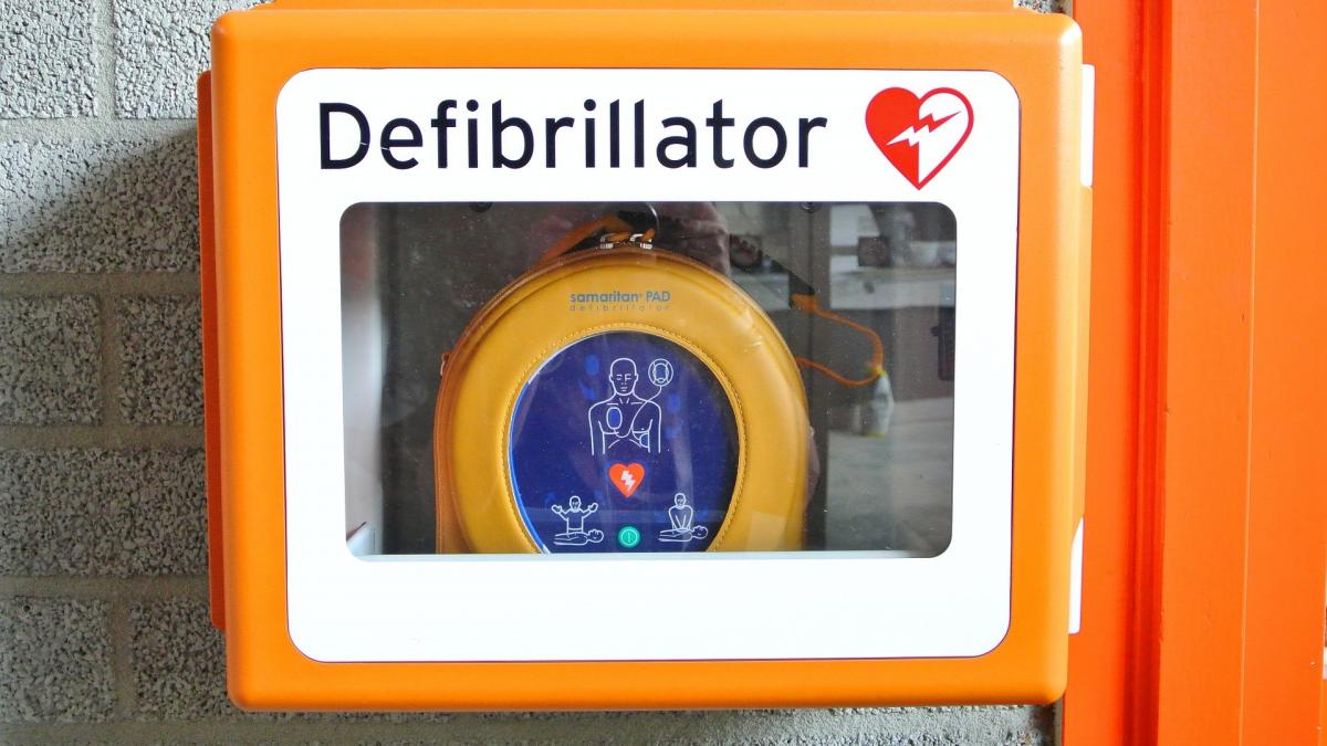 Ein ähnliches Modell eines Defibrilators befindet sich am Vereinsheim des Dorfgemeinschaftsvereins Iseringhausen.  von Pixabay.com