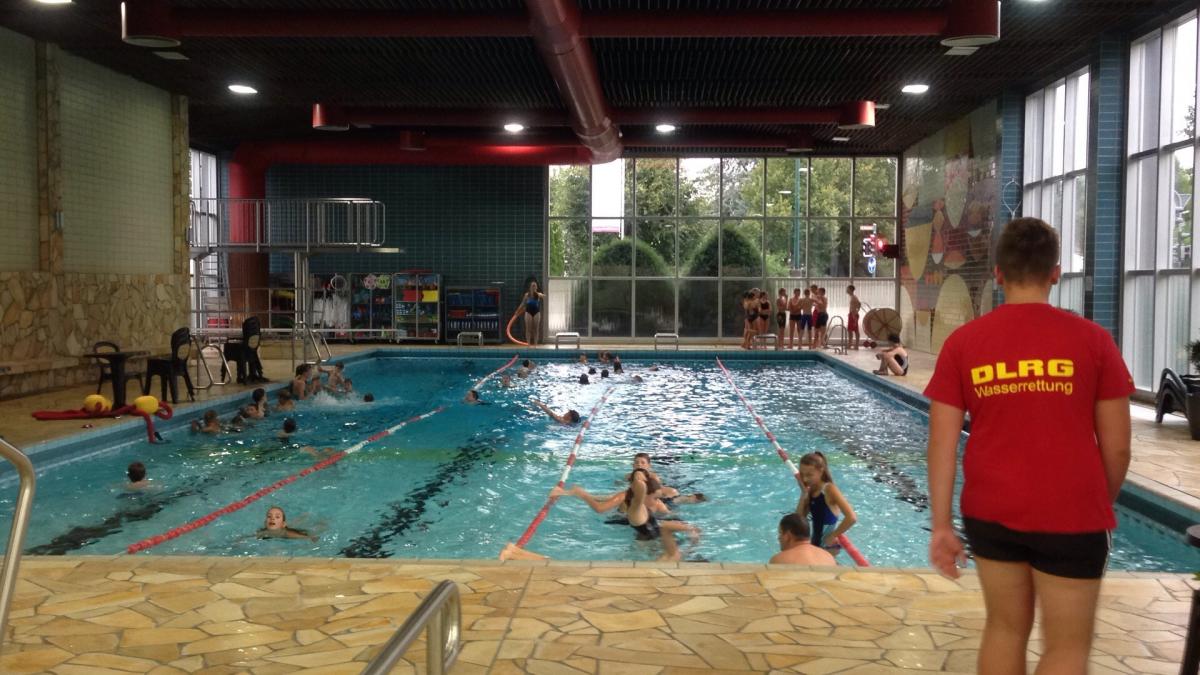 Das Schwimmtraining findet im Attendorner Hallenbad statt. von Archivbild: DLRG Attendorn