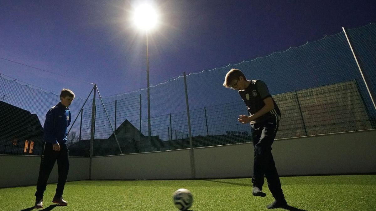 Das Kleinspielfeld des SSV Elspe ist jetzt mit Flutlicht ausgestattet. von privat