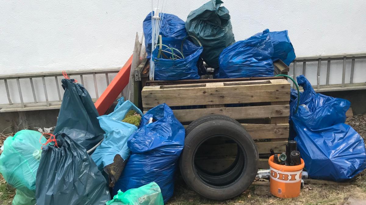 Am Ende sammelte die UDW Drolshagen mehr als 20 Säcke voller Müll ein. von privat