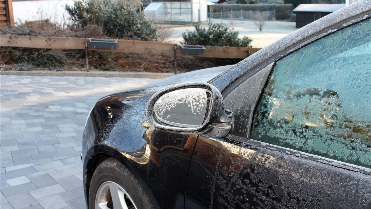 Bei mehreren Autos waren die Spiegel abgeklappt, zwei waren beschädigt. von Kreispolizeibehörde Olpe