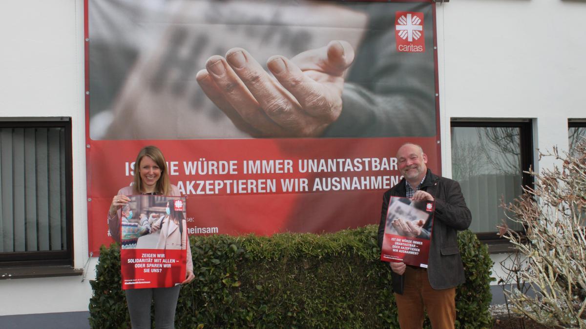 Karina Reimann und Christoph Becker aus dem Geschäftsleitungsteam machen sich für die Caritas-Kampagne #DasMachenWirGemeinsam stark. von privat