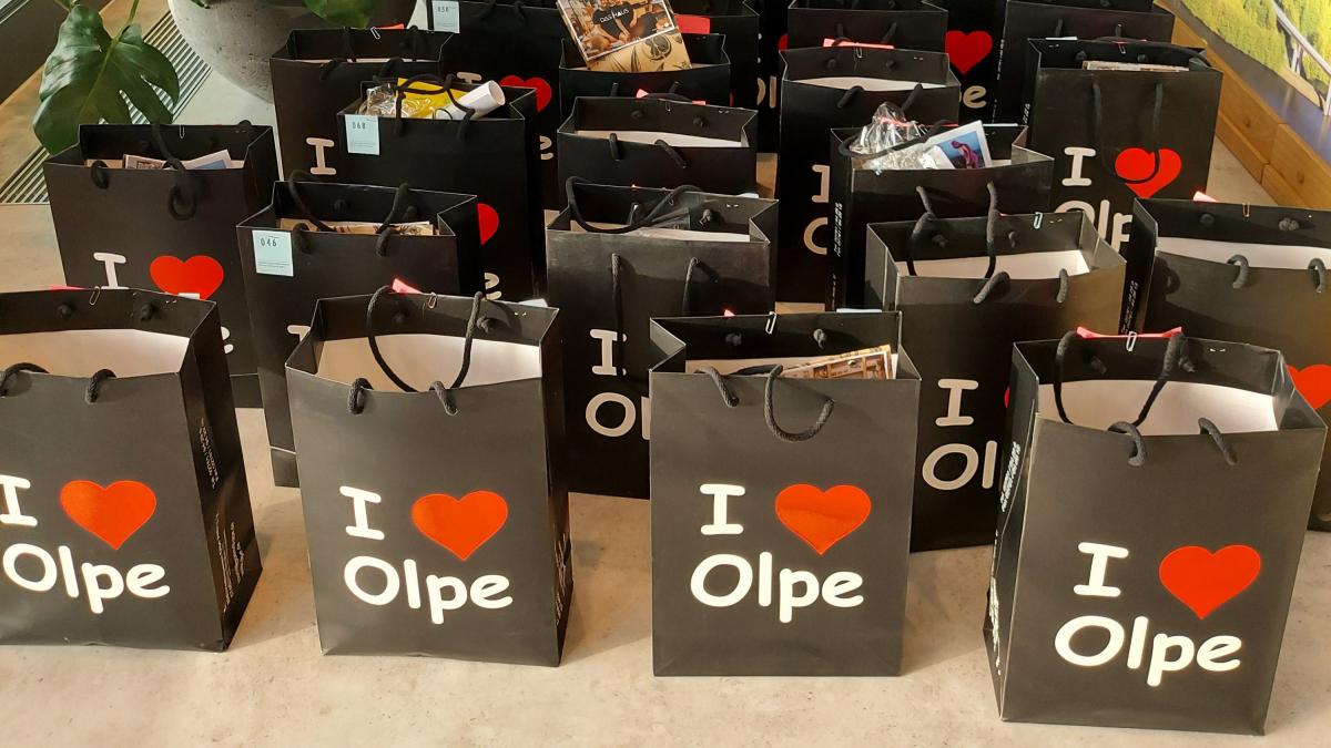 Viele „I love Olpe-Wundertüten“ werden derzeit im Büro von „Olpe Aktiv“ gepackt. von Olpe Aktiv