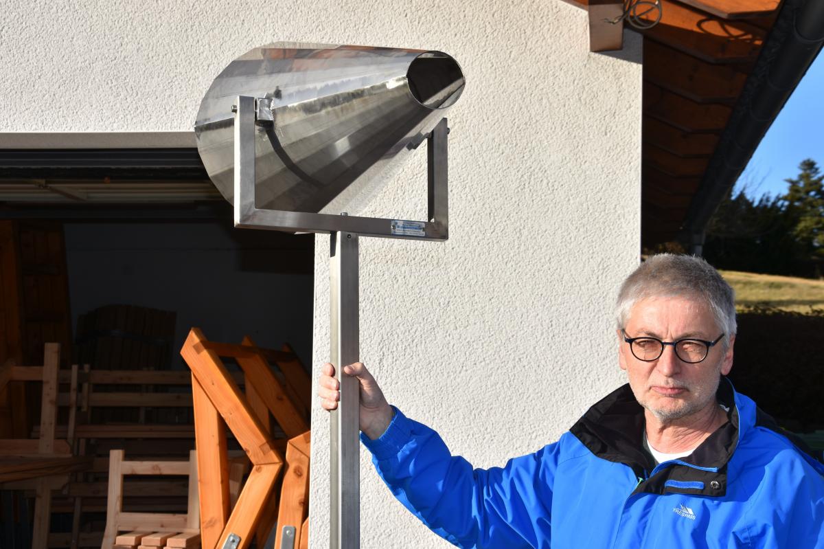 Günter Schulte mit dem Hörtrichter, der zu den Attraktionen des RuHe-Pfades zählen wird.  von Nicole Voss