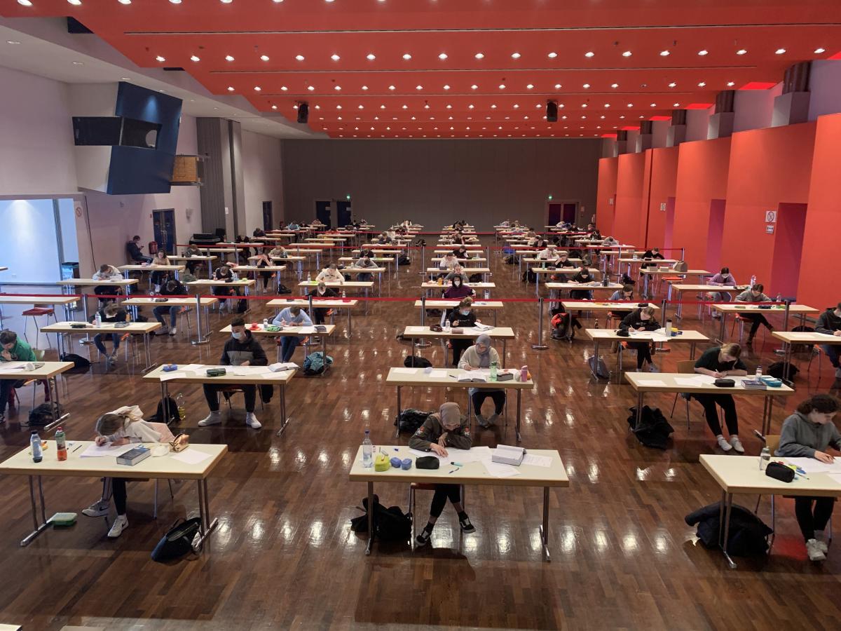 Die Jahrgangsstufe Q2 des Rivius-Gymnasiums schrieb kürzlich in der Attendorner Stadthalle die Vorabitur-Klausuren. von privat