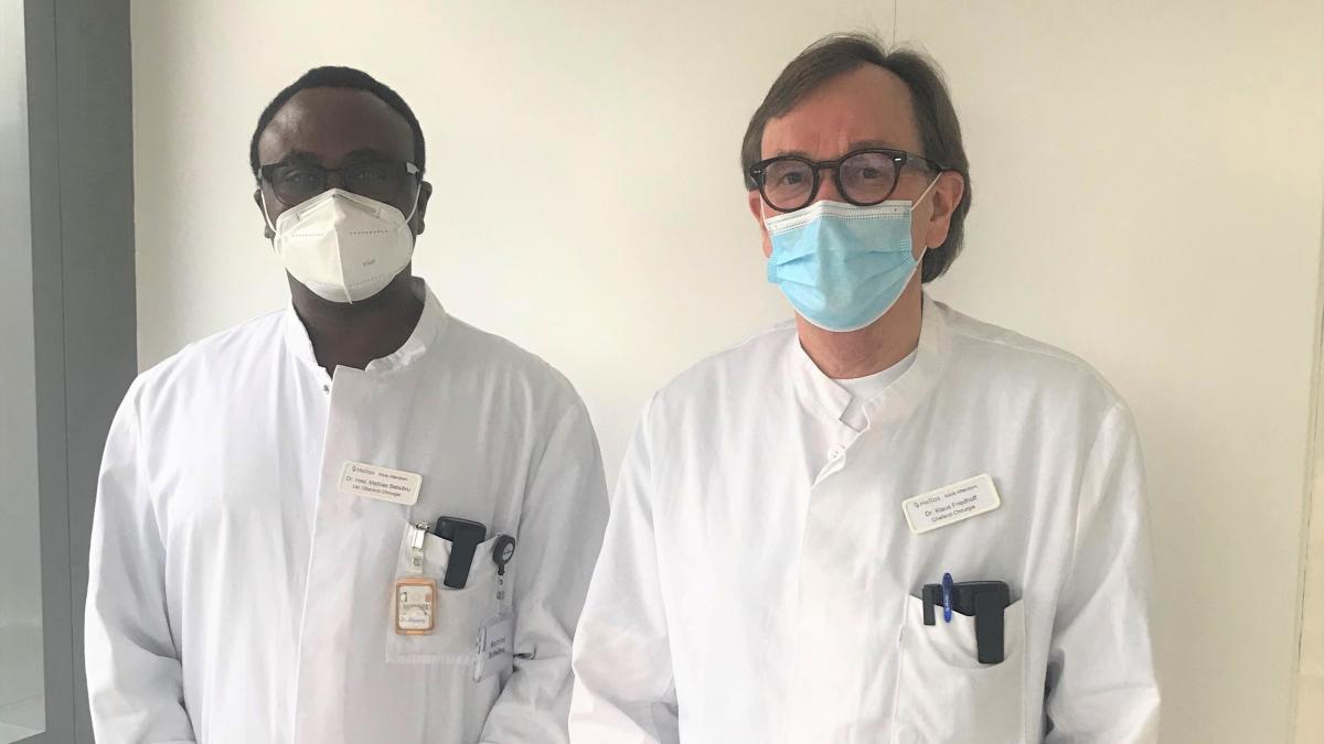 Dr. med. Mathias Bebobru (links) hat zum 1. März die Chefarzt-Position der Allgemein- und Viszeralchirurgie von Dr. med. Klaus Friedhoff (rechts) übernommen von Melissa Bäcker
