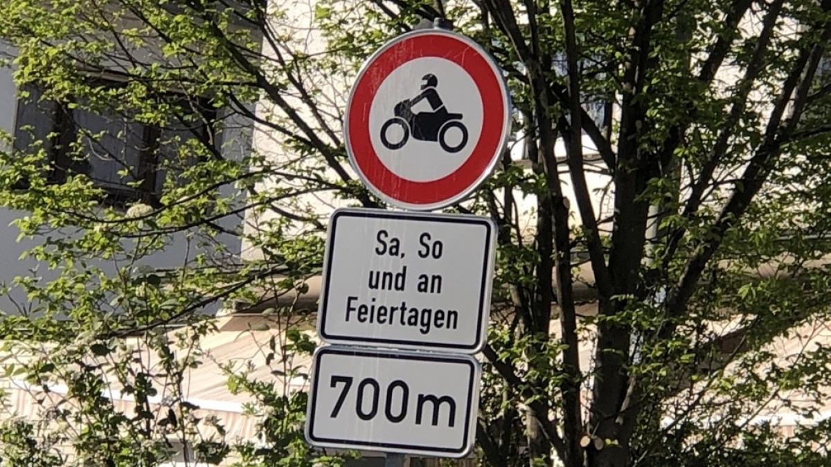 Die Sperrung des Lenscheids wird schon frühzeitig angezeigt. von Nicole Voss