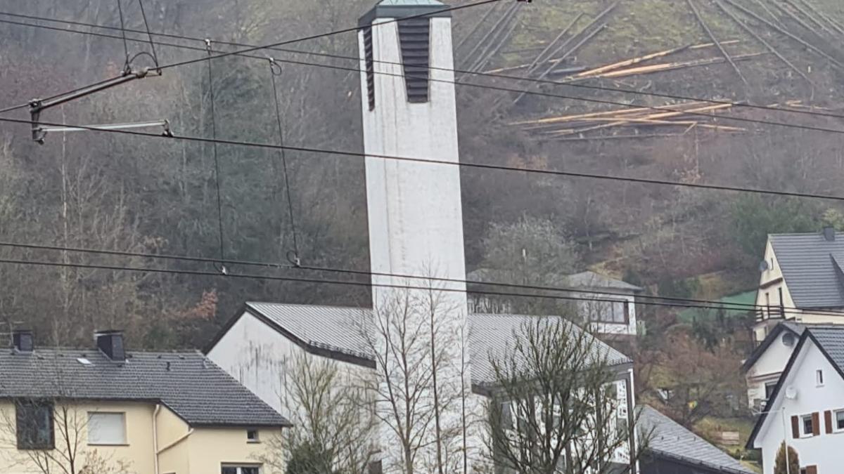 Die Christuskirche Finnentrop von der gegenüberliegende Seite.  von Nicole Voss