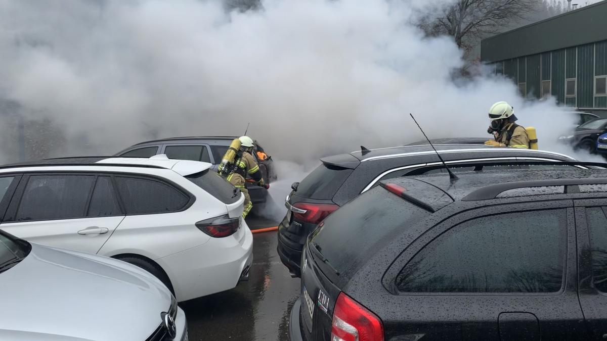 Die Feuerwehr löschte einen brennenden Pkw auf einem Firmenparkplatz in Attendorn. Der Brand griff auf weitere Fahrzeuge über. von Feuerwehr Attendorn