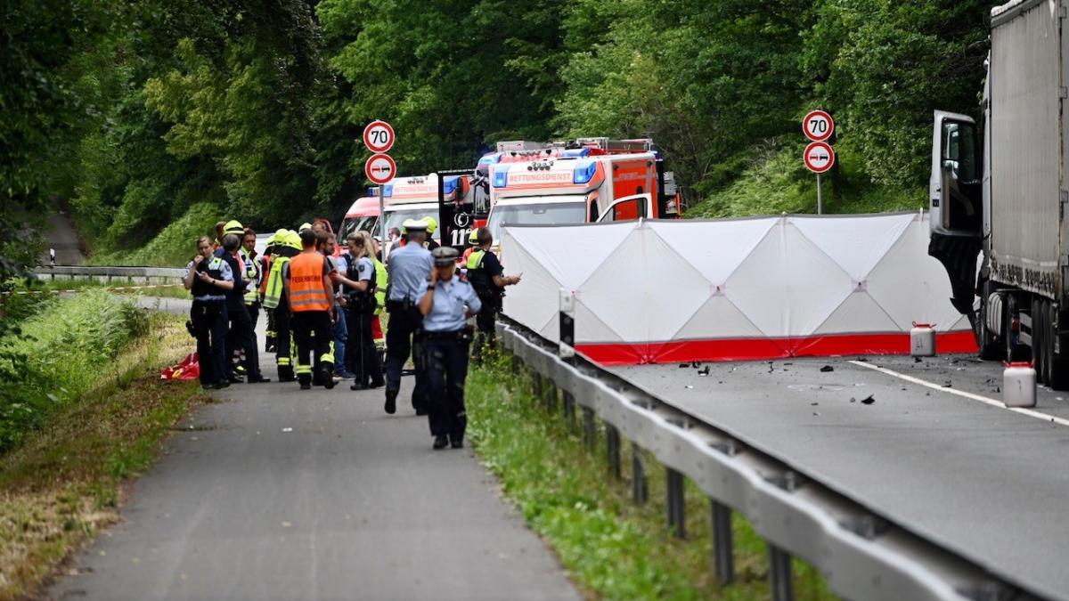 Bei diesem Verkehrsunfall auf der L 512 bei Sondern am 18. Juni 2020 gab es drei Todesopfer. von Markus Klümper