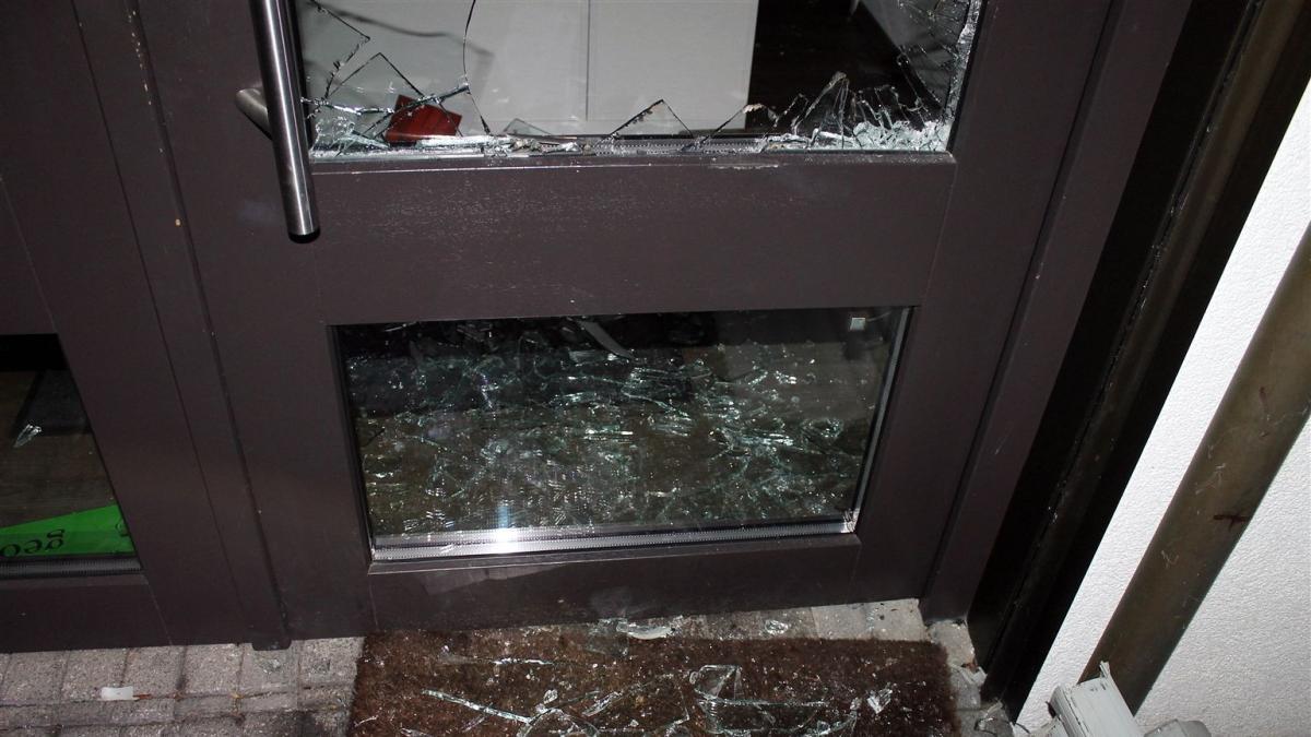 Die Verglasung der Eingangstür des Clubheims wurde beschädigt. von Polizei Olpe