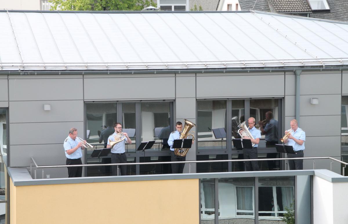 Hofkonzerte sind ein Trend des Corona-Sommers 2020. Vielerorts spielen Musiker vor Altenheimen und Krankenhäusern - wie hier Bundeswehr-Musiker am Martinus-Hospital Olpe. von KHS