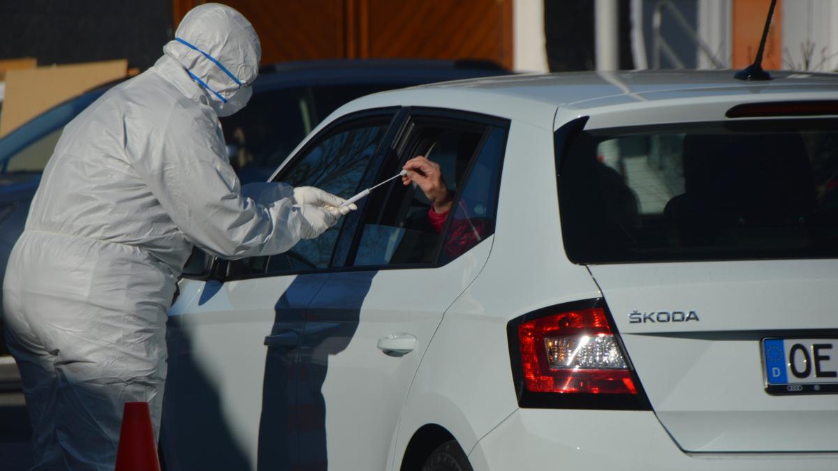 An der Sauerlandhalle in Altenhundem richtet das Rote Kreuz eine mobile Teststation ein. von privat