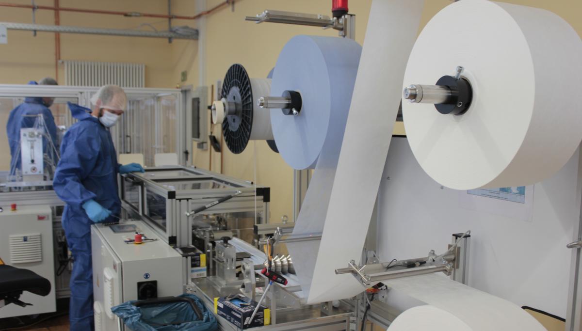 Die Firma Moss stellt angesichts der Masken-Knappheit zu Beginn der Pandemie ihre Produktion um und richtet in Gerlingen eine Produktionsstätte für medizinische Mund-Nase-Masken ein. von Wolfgang Schneider