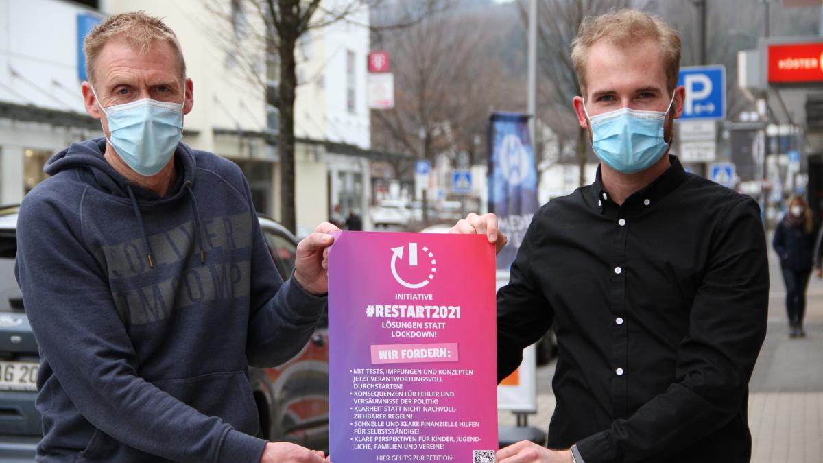 Martin Vollmert (l.) und Maximilian Müller möchten mit ihrer Initiative „#Restart2021“ Probleme aufzeigen und die Türen für einen Neustart öffnen - positiv, optimistisch, gemeinsam mit vielen Unterstützern. von Kerstin Sauer
