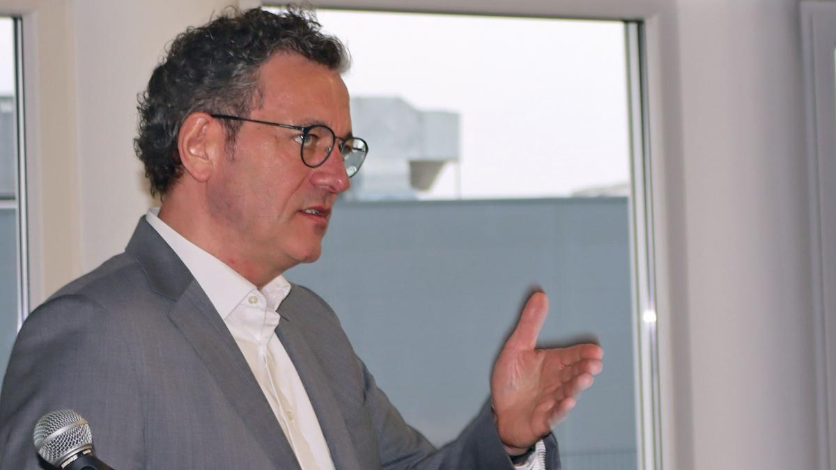 Ingo Tiemann, Deutsche Glasfaser GmbH, erläuterte das Angebot zum Ausbau des schnellen Netzes. von Rüdiger Kahlke